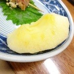 郷土料理 しまや - サービスのリンゴ　※ある地名が付いた希少なリンゴらしい