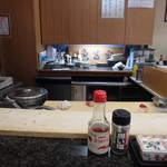 すし食堂 いちと - カウンター。全部で20席ほど