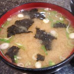 すし食堂 いちと - 味噌汁は海苔がういてます。熱々でうまし