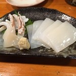 酒どこ べらぼう - やりいかの刺身。旬です。甘くておいしい。