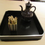 銀座うち山 - カウンター席　爪楊枝＆お醤油