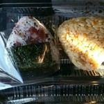 おにぎり工房 かっつぁん - カリカリ梅とわかめ、本日の炊き込み（舞茸）