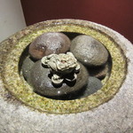 銀座うち山 - 店内にあるカエルの置物　これに触って帰るとまた来れるそうで勿論触ってから退店しましたよ~♪♪♪