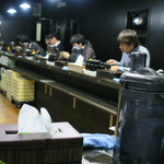 麺屋 らいこう - カウンター席の下には林製麺の麺箱。店内の写真撮ったの初めてかも～