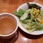 イタリアンカジュアルダイニング何駄感駄 - ランチのスープとサラダ