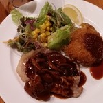イタリアンカジュアルダイニング何駄感駄 - ポークソテー木の子ソース 自家製メンチカツ盛り合せ(日替りランチ)