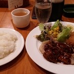 イタリアンカジュアルダイニング何駄感駄 - ポークソテー木の子ソース 自家製メンチカツ盛り合せ(日替りランチ)