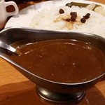 イタリアンカジュアルダイニング何駄感駄 - 骨付きチキンカレー