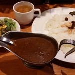 イタリアンカジュアルダイニング何駄感駄 - 骨付きチキンカレー