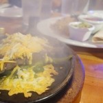 LULU'S WAIKIKI - ステーキ上にチーズがたっぷりあります