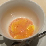 フォリオリーナ・デッラ・ポルタ・フォルトゥーナ - ドライアプリコットとリモンチェッロのスフォルマート　苺のソース