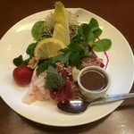 菅乃屋 - コウネと赤身のユッケサラダ