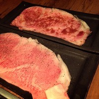 焼肉うしごろ 西麻布本店 - 大判サーロイン！奥がタレ、手前はポン酢で！