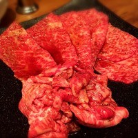 焼肉うしごろ 西麻布本店 - 手前が切り落とし、奥が上ミスジなど単品盛り合わせ！