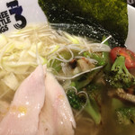 THREE LITTLE PIGS - 塩ラーメン
                                塩ラーメンらしくさっぱりしているけど、なぜかまろやか