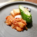 焼肉うしごろ - キムチ盛り合わせ、茄子が珍しい