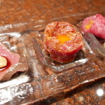 焼肉うしごろ - ハツ炙りに辛子、モモ赤身の塩ユッケ、リブシンで生雲丹を巻いて