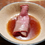 焼肉うしごろ - しんしんも見事な焼き具合、くるりと巻いて
