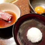 焼肉うしごろ - 卵黄に絡めてご飯とともに頂きます