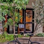 前芝料理店 - 植樹に覆われて、入口は雰囲気があります。
