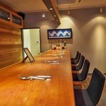 前芝料理店 - カウンターがすっきり。奥に4人掛けのテーブルがひとつあり。