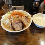 らぁめん大山 - 二郎よりも太く硬くコシが強い麺です。