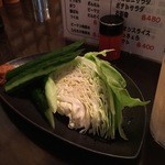 やきとん ひょっとこ - 突き出しはボリュームある野菜にお味噌付き。