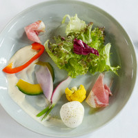 RESTAURANT DAZZLE - :味の濃い根菜のガーデンサラダ 生ハムとボッコンチーニ モッツァレラ