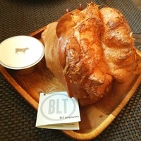 BLT STEAK  ROPPONGI - ﾎﾟｯﾌﾟｵｰﾊﾞｰ❤ヾ(´∀`ヾ)
                自家製のパン❤
                無塩バタ～で頂きます❤
                . :｡ ヾ(◎´∀｀◎)ﾉ ｡: .