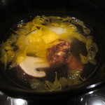 初音屋 - 名残の鱧に松茸そして上に菊花が散らされた物。こちらのお出汁好みです。