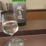 初音屋 - 日本酒は磯自慢吟醸生酒から。辛口の食事を引き立てる物。