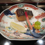 初音屋 - ぎんなんも添えられた焼物。