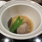 初音屋 - ガンモ、丸ナス、いんげん、石川小芋が良い塩梅で煮付けられています。