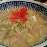 和み中華 威 - スープ美味しい　アサリ、烏賊、豚肉、キャベツたっぷり