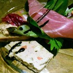 キャトルラパン　神戸三宮 - ■前菜は生ハム、アトランティックサーモン、チーズとセミドライトマト、砂ずりのコンフィ、ムール貝の白ワインむしなどなど。。。