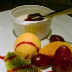 キャトルラパン　神戸三宮 - ■パンナコッタにマンゴーソルベとフルーツを添えて