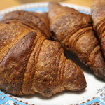 ベッカライ ビオブロート - クロワッサン206円
      カリっとした食感殻しっとりおいしさ満足