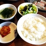 Sumibi Yakiniku Shuka Gyuukaku - ランチ の ごはん・ミニチョレギ・キムチ・スープ