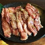 Sumibi Yakiniku Shuka Gyuukaku - 黒毛和牛カルビランチ の 肉