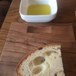 トラットリア・アルベロ - パンとオリーブオイル