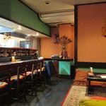 チャミヤラキッチン - ('15/10）店内座敷からカウンター方向を見たところ。