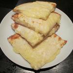チャミヤラキッチン - ('15/10）チーズたっぷりのチーズナン。