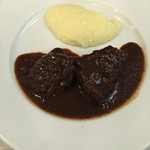 牛ほほ肉の赤ワイン煮こみ