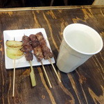 ささづか酒場 はだか電球 - 玉葱、ハラミ、カシラ、レバ、黒霧島お湯割り