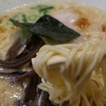 哲麺 -  細麺。お店のおすすめはカタメらしい。