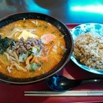 赤い紙風船 - ごまみそずいラーメンと半チャーハンのセット７００円