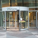 シンガポール海南鶏飯 - 美術館側の入口。この先にエスカレーターがあり、下る。