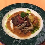 フレンチキュイジーヌ ティアレ - アンガス牛フランクのステーキ　ペッパーベリーソース