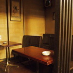 コーヒー専門店 ライオン - 奥には不思議な造りの席が。小上がりの半個室？