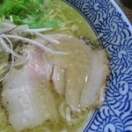 麺や而今 大東本店 - 豚バラロールは周囲を粗挽き黒胡椒でイイ感じの味付が施されていました！